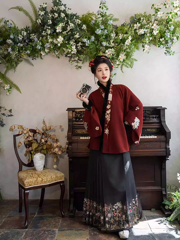 Black & Red Rose Mamian Skirt – Luxury Metallic Gold Thread Hanfu Horse Face Skirt - Image 2