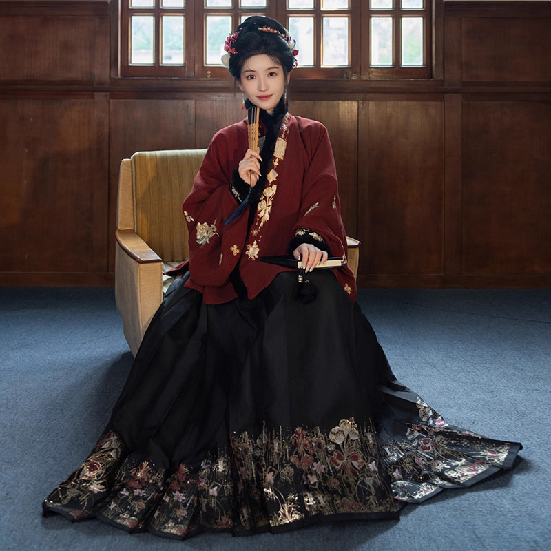 Black & Red Rose Mamian Skirt – Luxury Metallic Gold Thread Hanfu Horse Face Skirt