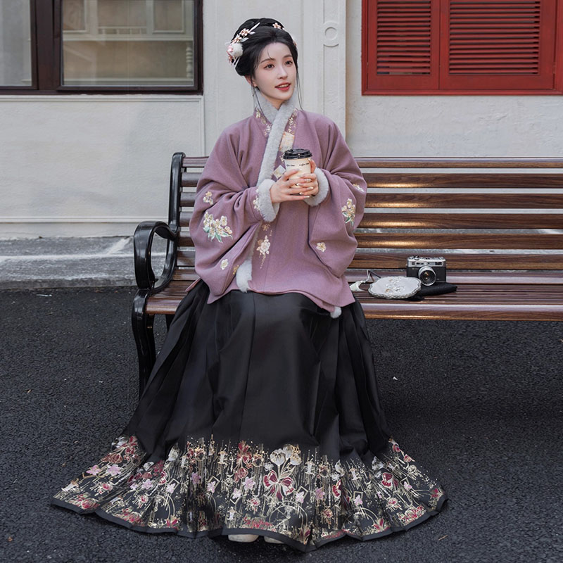 Black & Red Rose Mamian Skirt – Luxury Metallic Gold Thread Hanfu Horse Face Skirt - Image 9