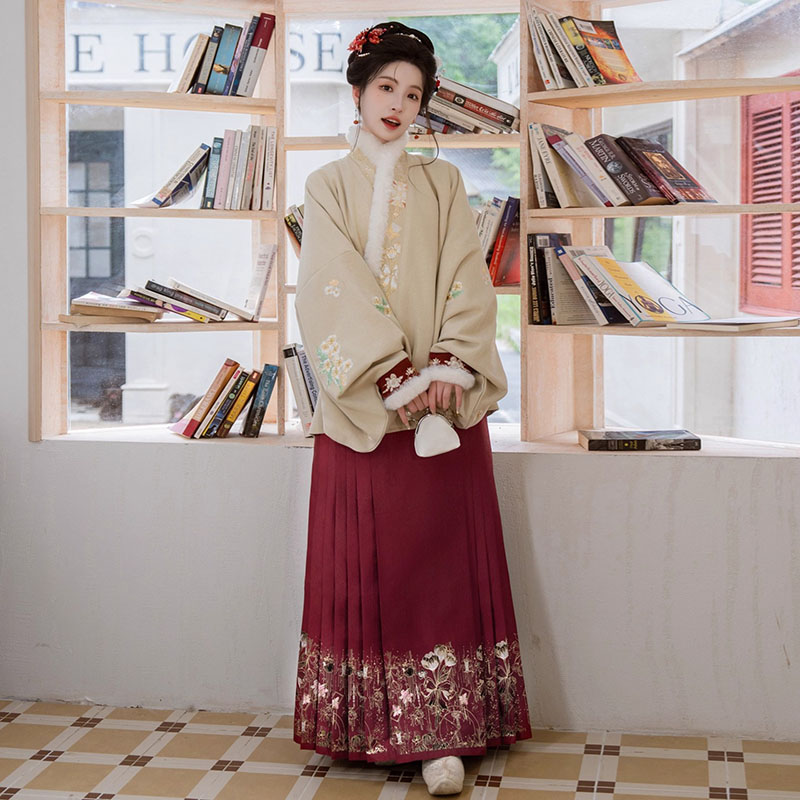 Black & Red Rose Mamian Skirt – Luxury Metallic Gold Thread Hanfu Horse Face Skirt - Image 10