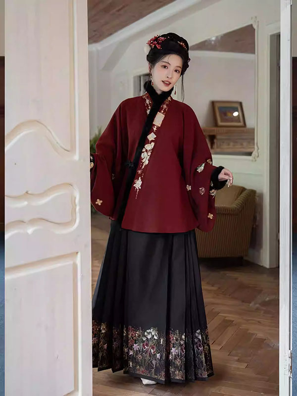 Black & Red Rose Mamian Skirt – Luxury Metallic Gold Thread Hanfu Horse Face Skirt - Image 3
