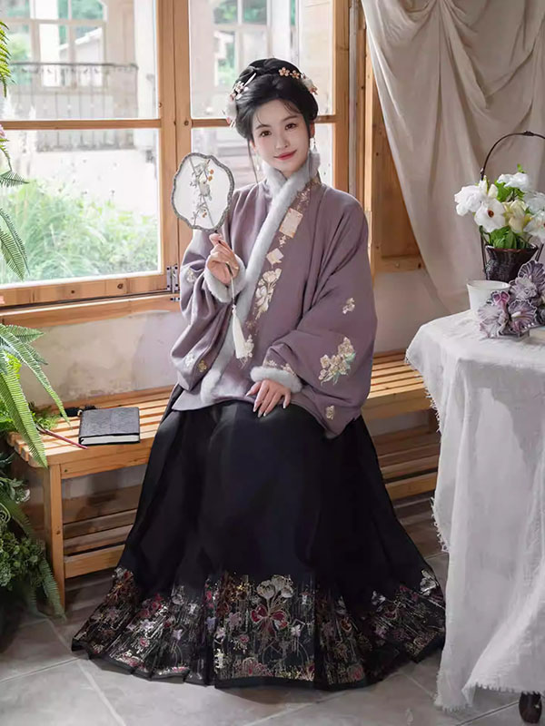 Black & Red Rose Mamian Skirt – Luxury Metallic Gold Thread Hanfu Horse Face Skirt - Image 4